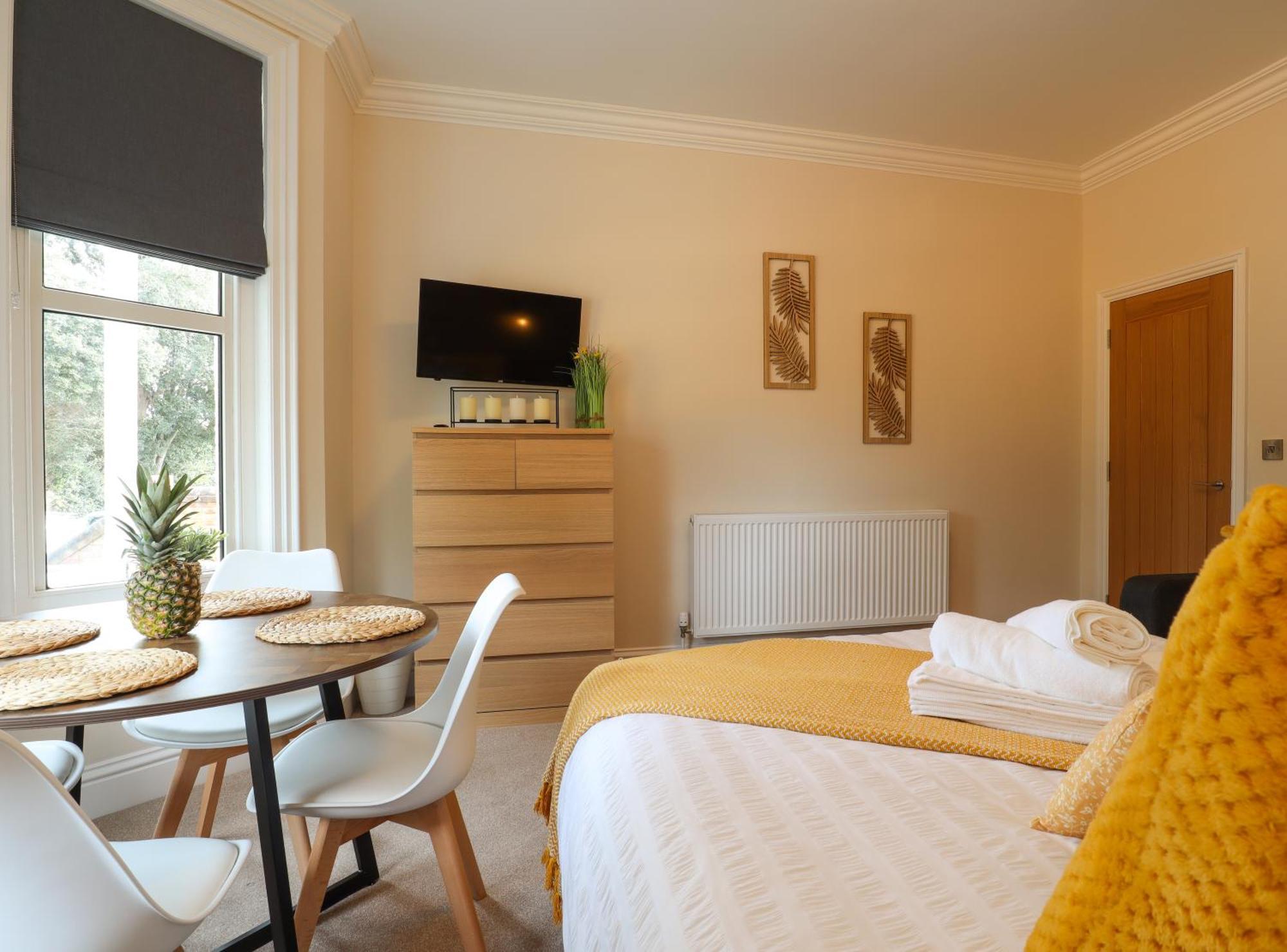 One Bed Apartment, Close To Train, City, Beach And Hospital Long Booking Welcome Eastbourne Kültér fotó
